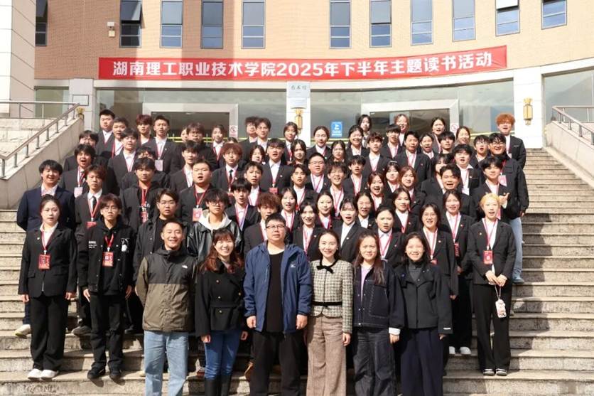 һȺ���ڽ�����ǰ��Ӱ
AI ���ɵ����ݿ��ܲ���ȷ��